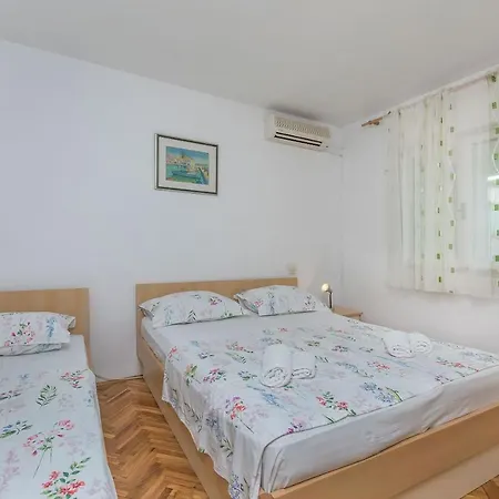 Apartments And Room Nevenka Makarska Exterior foto