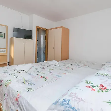 Apartments And Room Nevenka Makarska Exterior foto