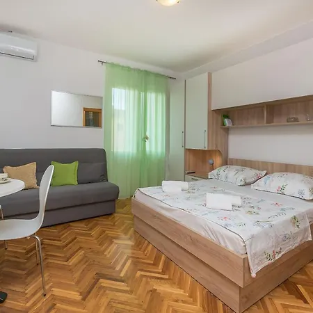 Apartments And Room Nevenka Makarska Exterior foto