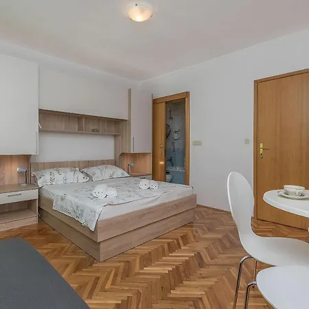 Apartments And Room Nevenka Makarska Exterior foto