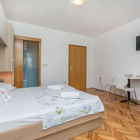 Apartments And Room Nevenka Makarska Exterior foto