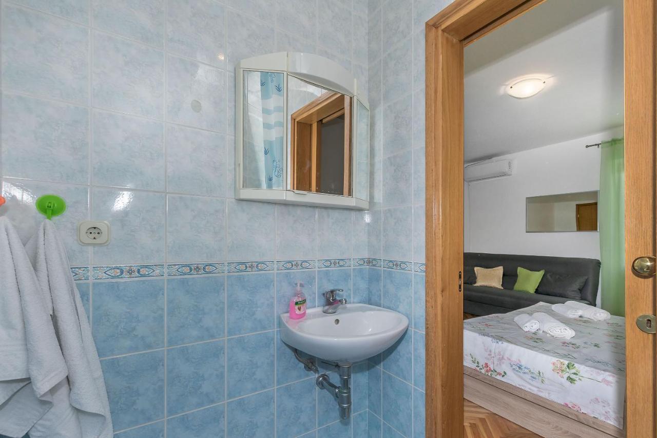 And Nevenka Apartment Makarska