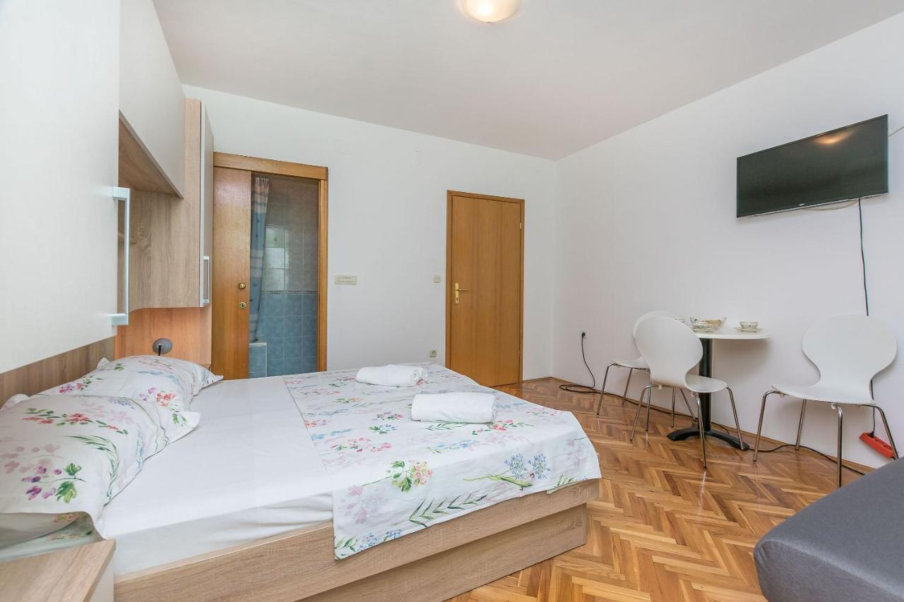 And Nevenka Apartment Makarska
